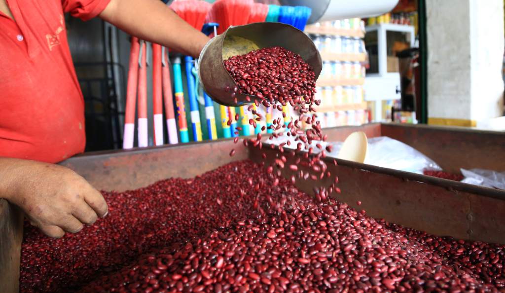 El vicepresidente del mercado Zonal Belén: «La carga de frijol disminuye 1,000 lempiras»