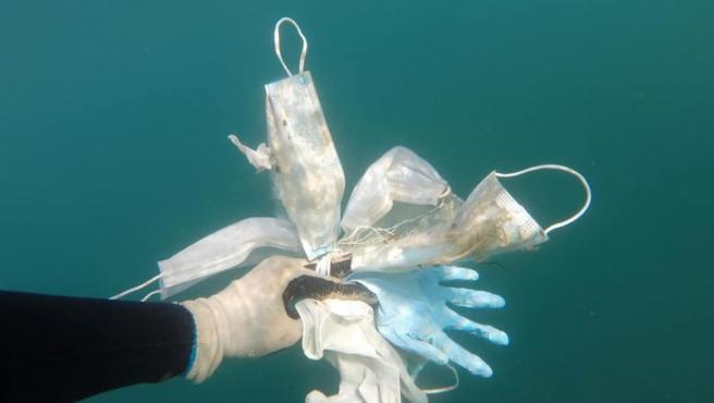 Las mascarillas o guantes que protegen del coronavirus ya son una enorme amenaza para el Medio Ambiente