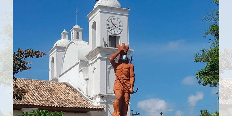 Colocan mascarilla a la estatua del Indio Lempira, en Gracias Colocan mascarilla a la estatua del Indio Lempira, en Gracias