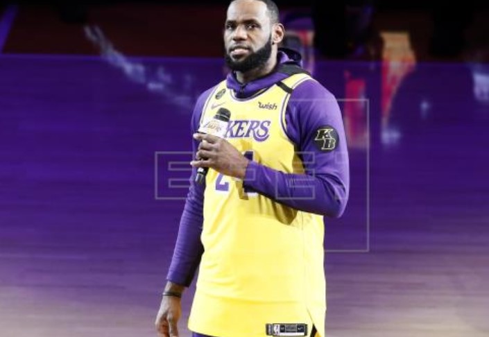 LeBron James pagará multas de exreos para que puedan votar en Florida