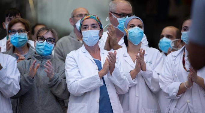 Amnistía Internacional: gobiernos deberían ser responsabilizados de las muertes de trabajadores de la salud