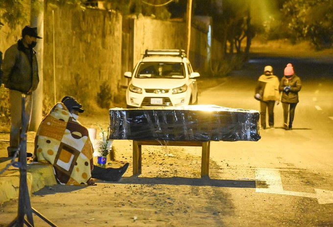 Bolivia: servicios fúnebres colapsados, velorio en la calle