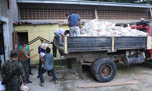 3.065 agremiados del arte, estilistas y vendedores del mercado Colón reciben Bolsa Solidaria de alimentos