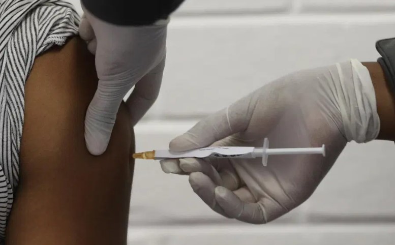 Lo que sabemos de la vacuna de Moderna contra el covid