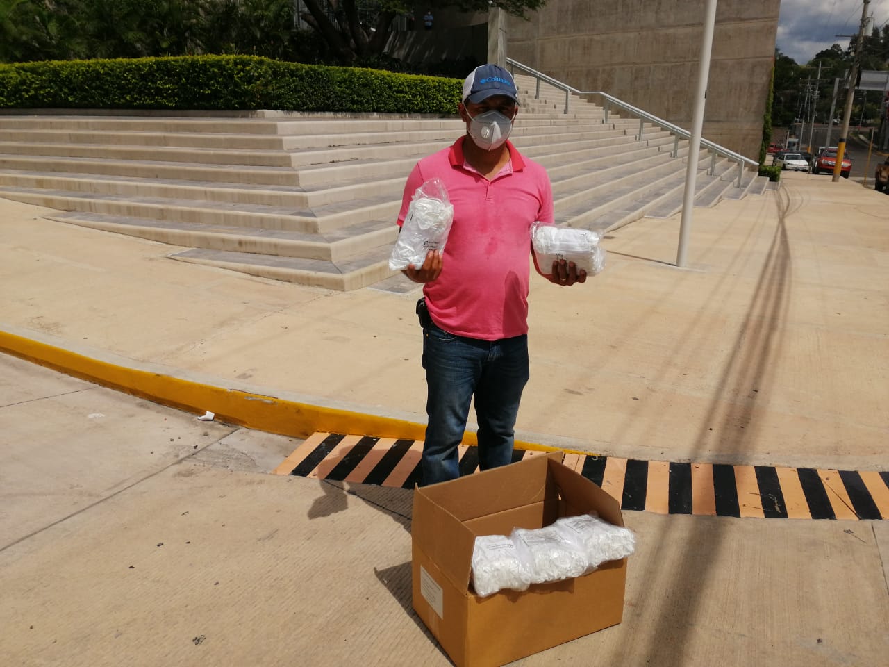 SENPRENDE dona mascarillas para el personal  de la Ahorro Feria ¨El Lempirita¨ ubicada en el IHMA de la Kennedy