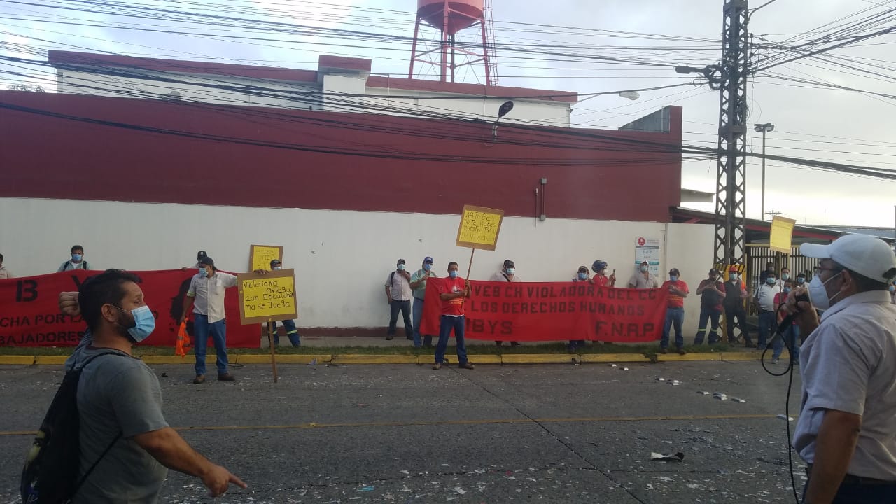 Empleados de la Cerveceria Hondureña  realizan plantón en SPS para  exigir el respeto a sus derechos