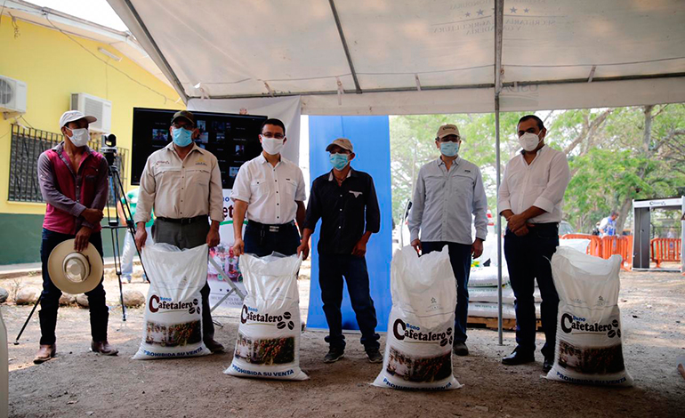 Presidente Hernández: «El Bono Cafetalero ha entregado 300 millones de lempiras para beneficiar a 91.400 familias»
