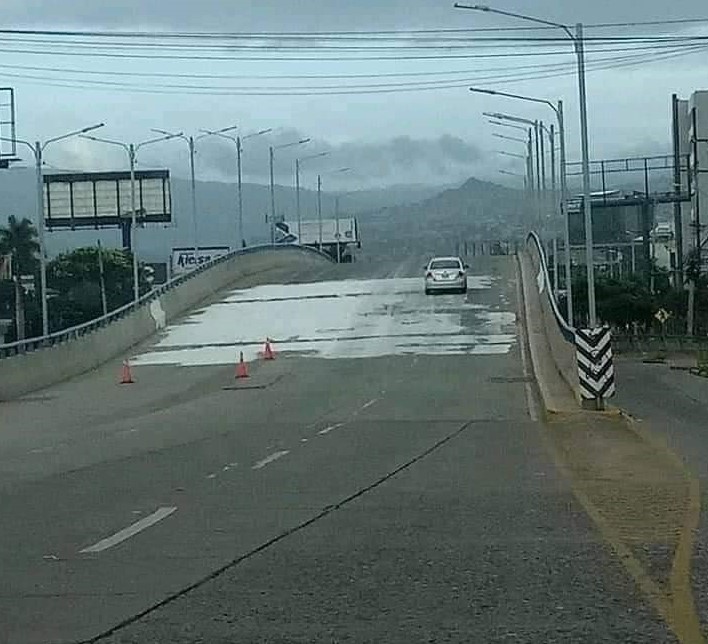 Desastre; así quedó la calle tras varios intentos de borrar letras