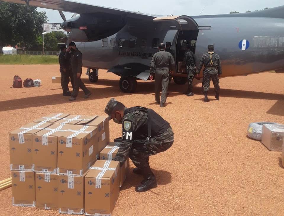 FFAA trasladan vía aérea medicamentos e insumos de bioseguridad hacia La Mosquitia FFAA trasladan vía aérea medicamentos e insumos de bioseguridad hacia La Mosquitia
