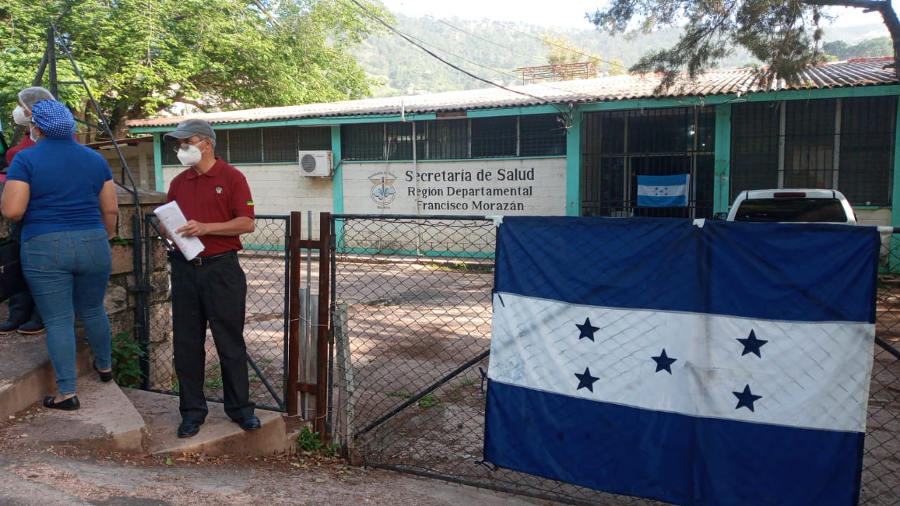 Empleados de la Región Departamental de Salud realizan plantón por incumplimiento de acta firmada Empleados de la Región Departamental de Salud realizan plantón por incumplimiento de acta firmada