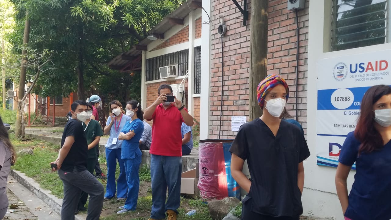 ¡Por falta de pago! Micróbiologos se van a paro ¡Por falta de pago! Micróbiologos se van a paro