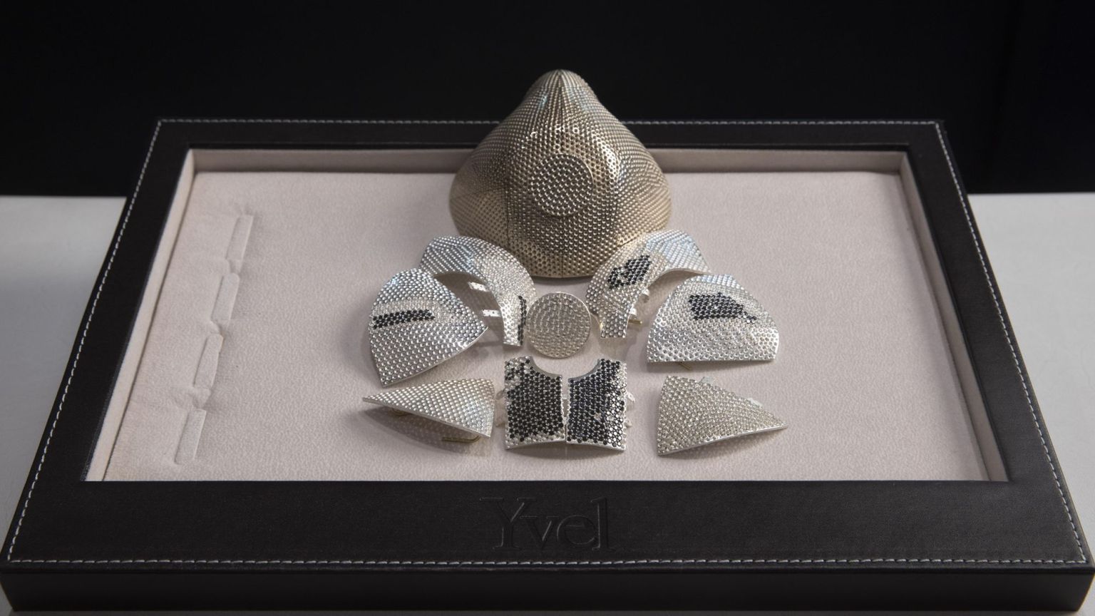 ¡Así es la mascarilla más cara del mundo!