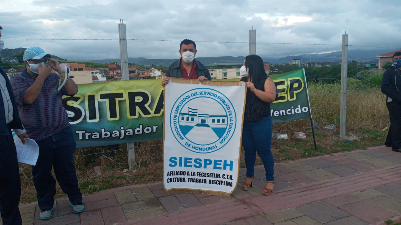 Distintos sindicatos realizan plantón en el bulevar Suyapa, para exigir la publicación del decreto que aprueba el incremento salarial Distintos sindicatos realizan plantón en el bulevar Suyapa, para exigir la publicación del decreto que aprueba el incremento salarial