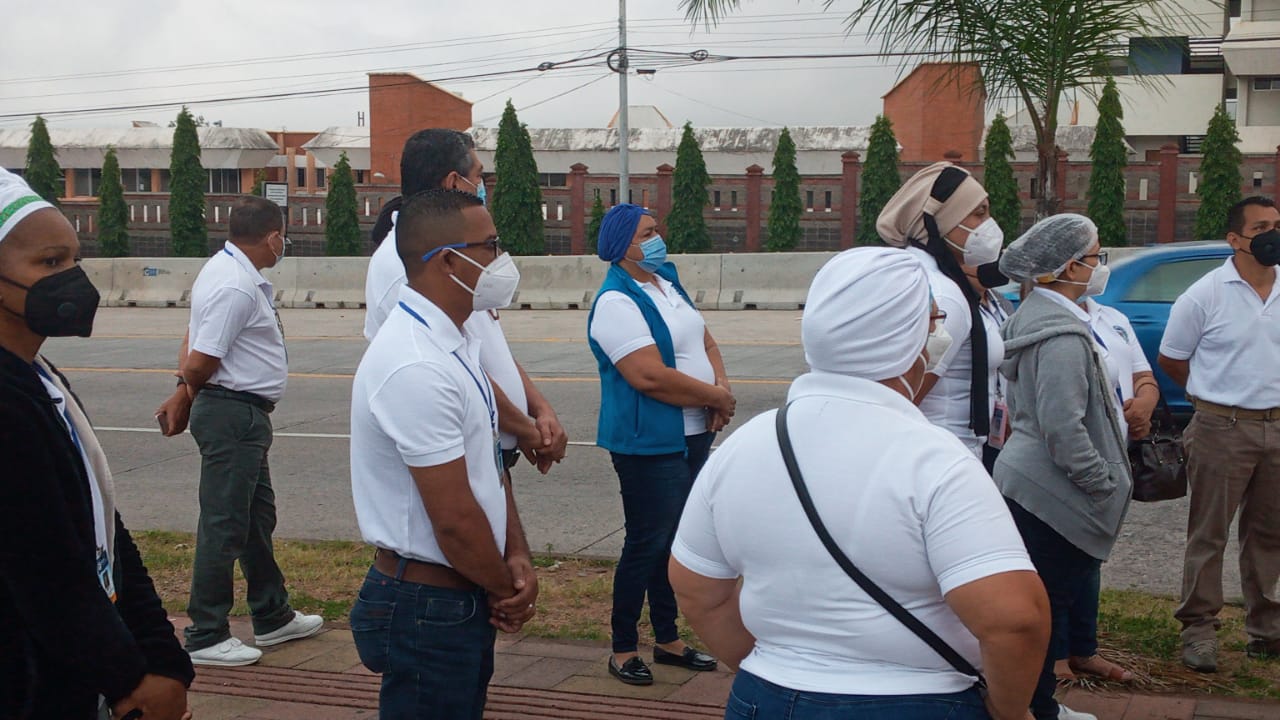 ANEEAH realiza protesta en la capital y exige la renuncia de la junta interventora del IHSS ante suspensión de incapacidades al personal contagiado ANEEAH realiza protesta en la capital y exige la renuncia de la junta interventora del IHSS ante suspensión de incapacidades al personal contagiado