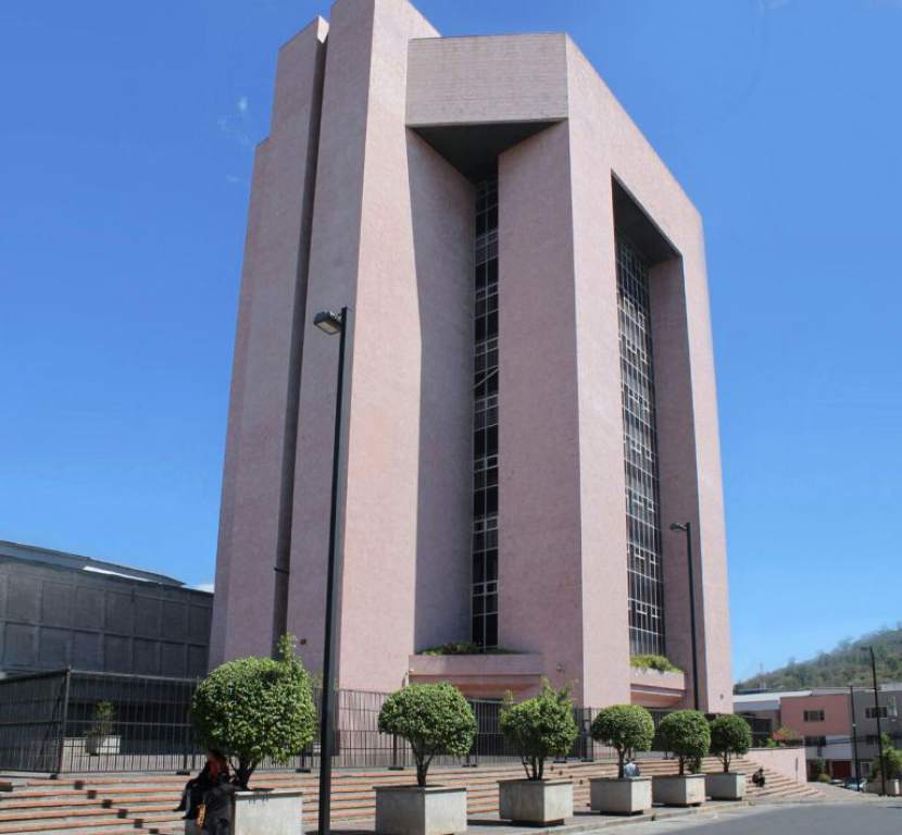 Cesar Barrientos gerente administrativo de la SESAL llega a la ATIC a declarar sobre la compra irregular  de mascarillas