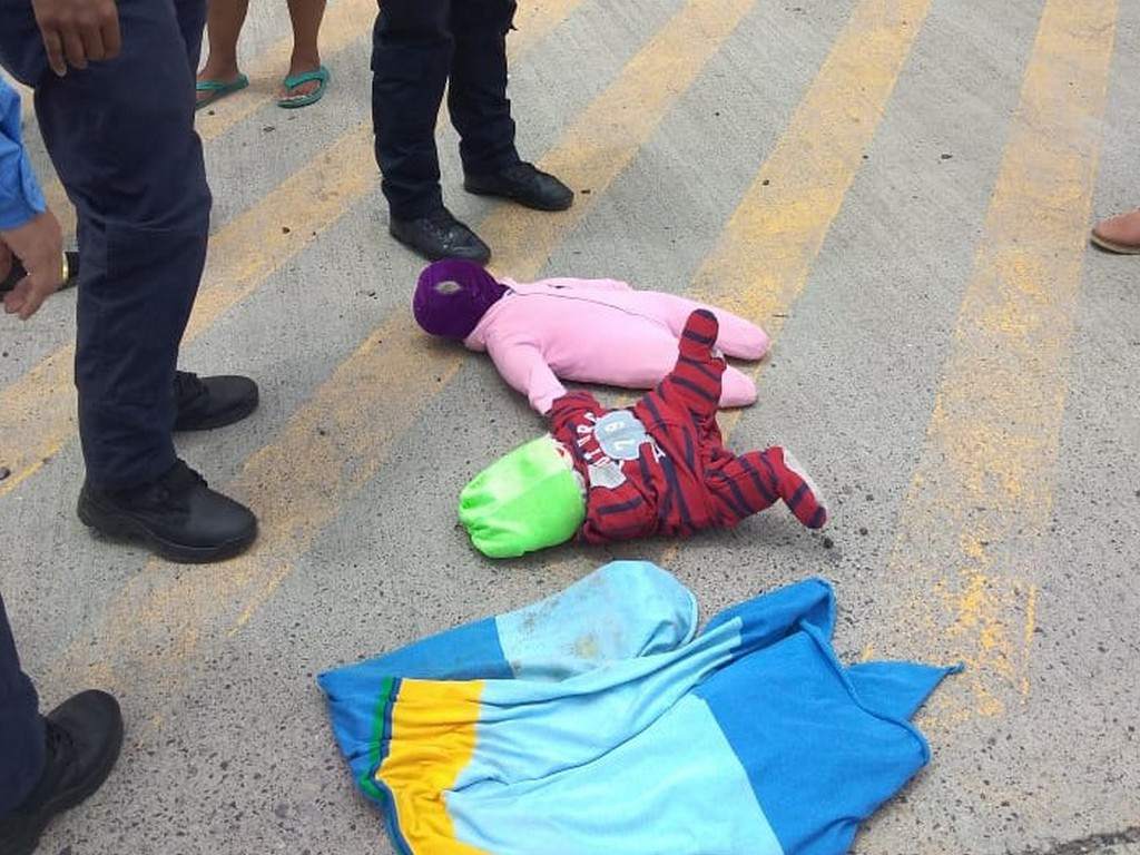 Dos mujeres fueron detenidas por pedir dinero en la calle con «bebés de juguetes»