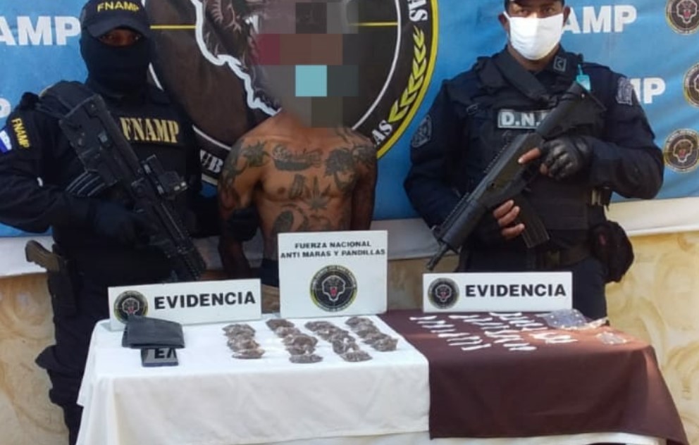 La Paz: Policías y FNAMP detienen a sospechoso en posesión de drogas 