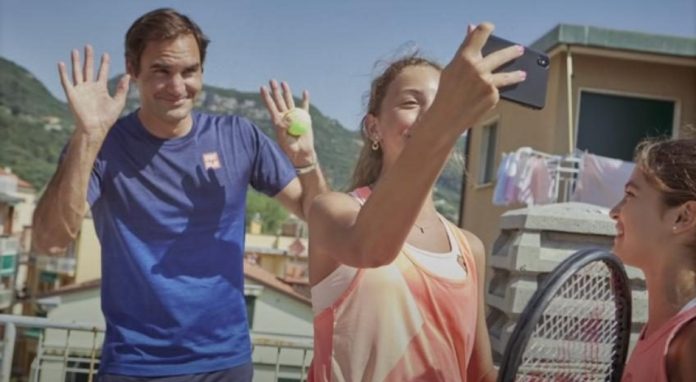 Roger Federer realiza un hermoso gesto con dos niñas