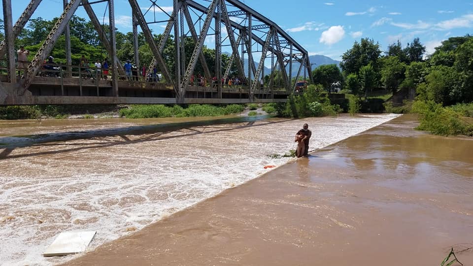 Cuerpo de Bomberos rescata a menor a punto de ahogarse en el Río Ulua