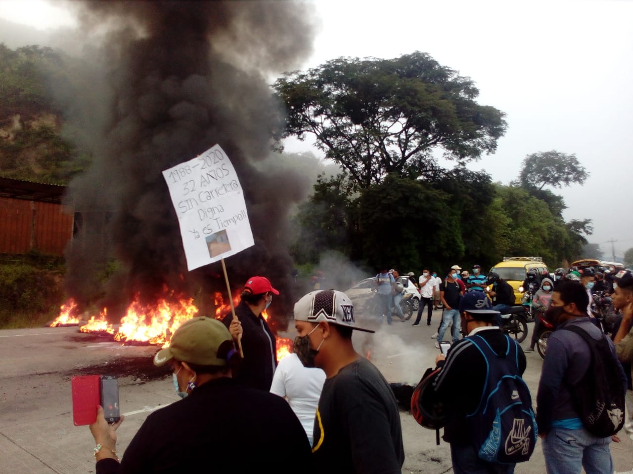 ¡Con toma  y quema de llantas! Pobladores de cuatro comunidades protestan  en la salida al sur exigiendo la reparación de calles