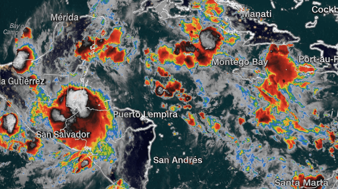 Nana pierde fuerza después de tocar tierra en Belice Nana pierde fuerza después de tocar tierra en Belice
