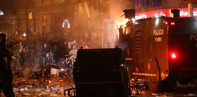 Siete muertos tras violentos enfrentamientos entre manifestantes y policías en  Colombia