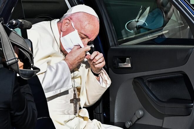 El papa Francisco sin mascarilla recibe a feligreses en el Vaticano El papa Francisco sin mascarilla recibe a feligreses en el Vaticano