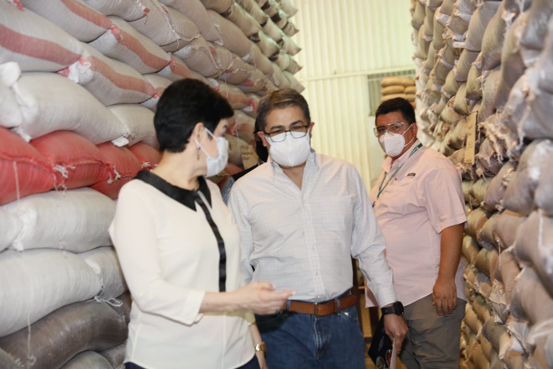 Reserva estratégica de granos básicos es supervisada por el presidente Hernández