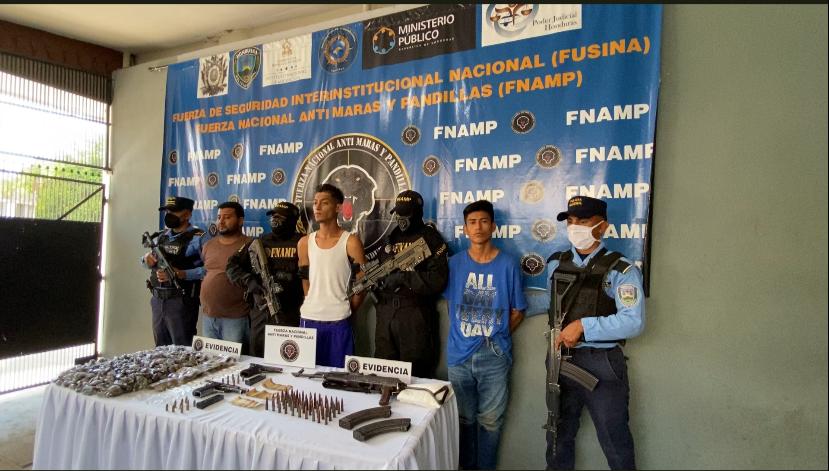 Capturan tres supuestos cabecillas de la MS13 con fuerte arsenal en SPS