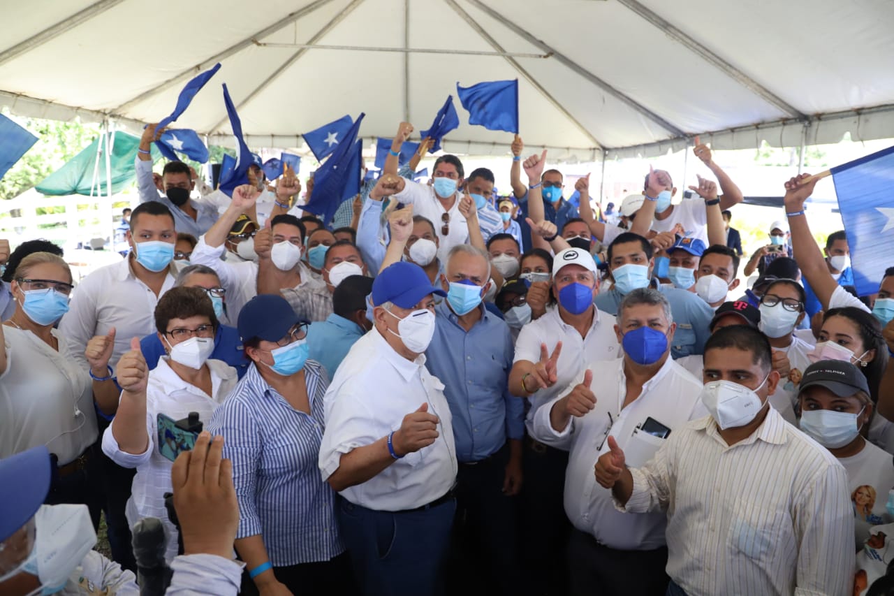 Líderes nacionalistas muestran su apoyo al movimiento «Juntos Podemos» de Mauricio Oliva Líderes nacionalistas muestran su apoyo al movimiento «Juntos Podemos» de Mauricio Oliva
