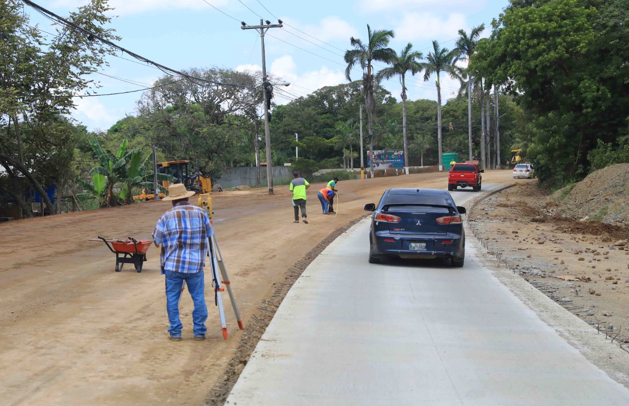 Presidente Hernández asegura que dejará transformado el sistema carretero de Islas de la Bahía