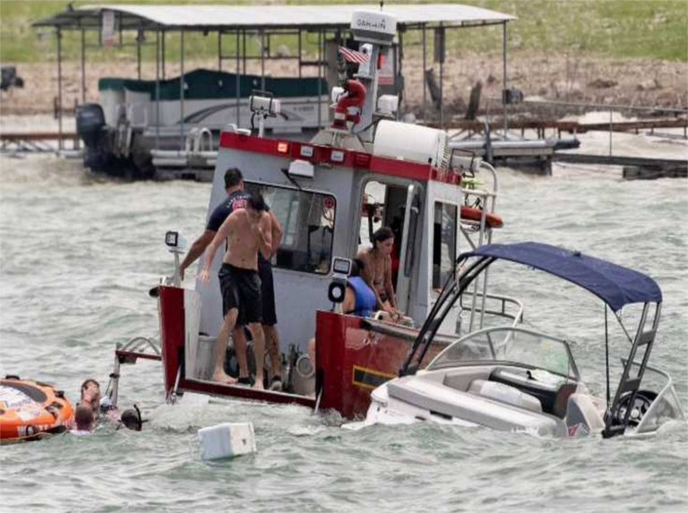 Se hunden embarcaciones que participaban en desfile de apoyo a Trump