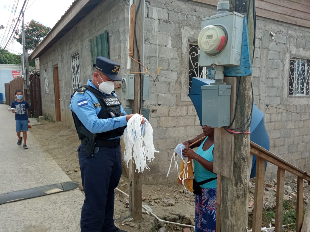 Más de 12 mil mascarillas han sido entregadas a los habitantes de Roatán para evitar la propagación del COVID-19 Más de 12 mil mascarillas han sido entregadas a los habitantes de Roatán para evitar la propagación del COVID-19