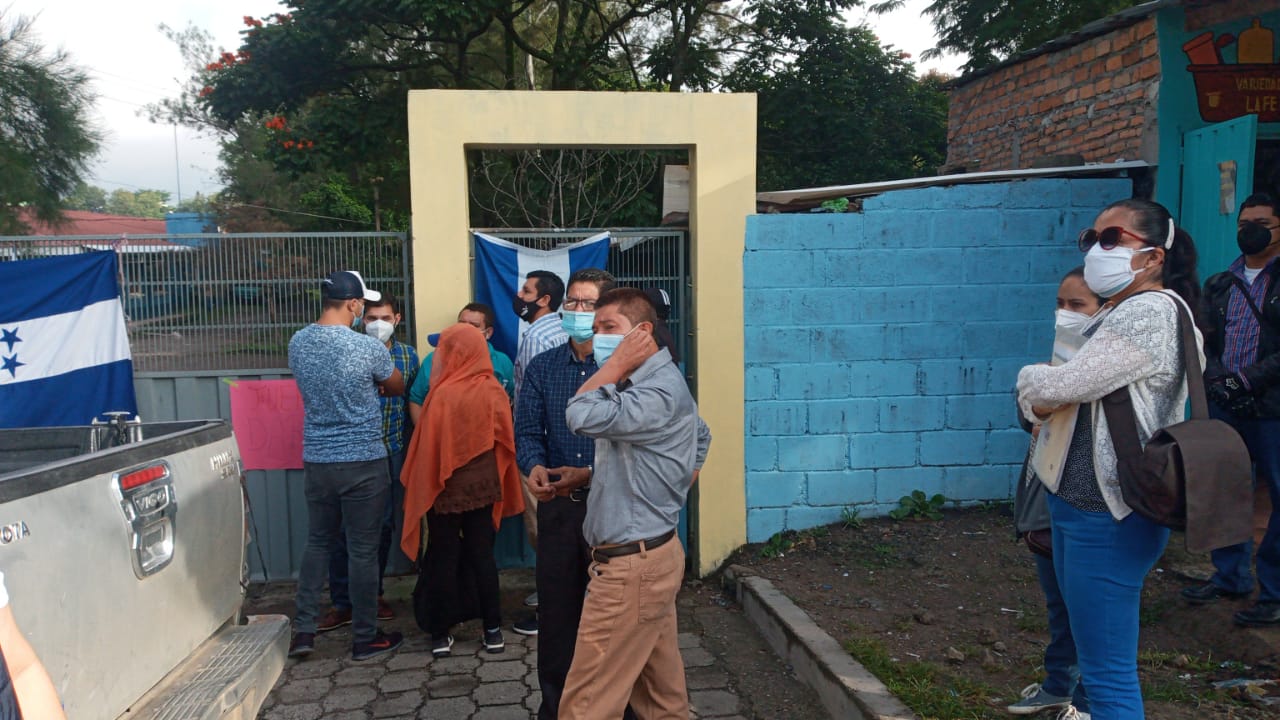 Docentes protestan frente a la departamental de Educación de FM exigiendo la renuncia del director interino Docentes protestan frente a la departamental de Educación de FM exigiendo la renuncia del director interino