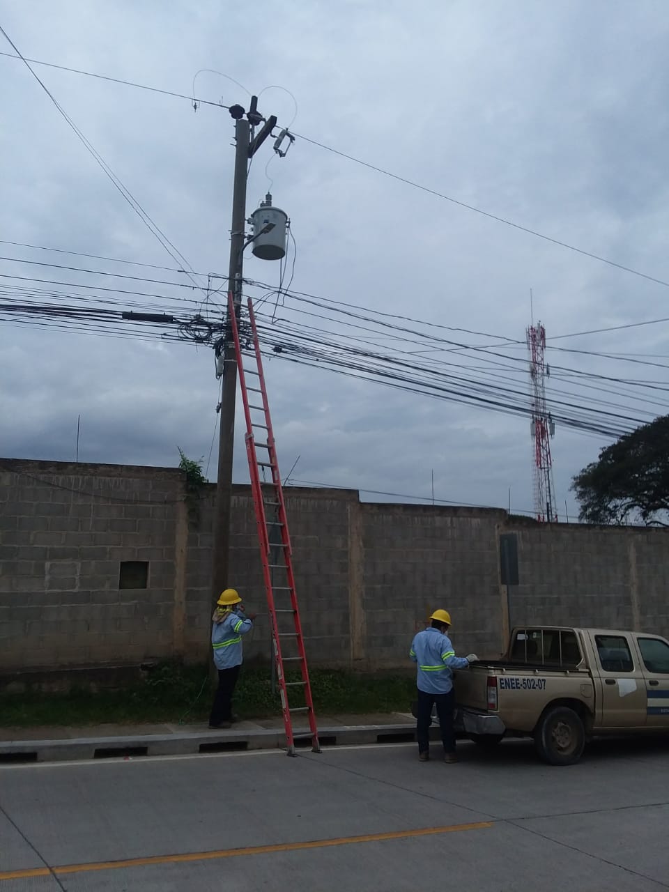 ENEE ilumina barrios y colonias de Gracias, Lempira