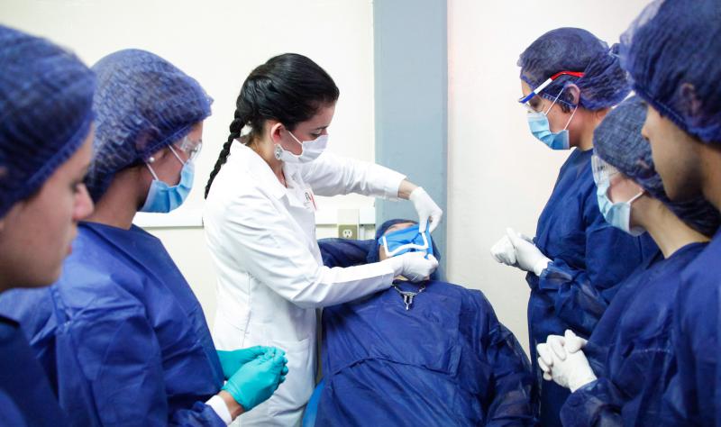 Odontólogos piden que se les paguen salarios retroactivos pendientes  