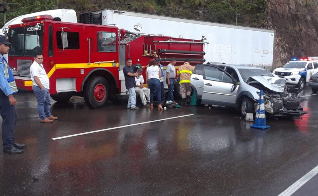 Bomberos atienden emergencias por lluvias en la capital Bomberos atienden emergencias por lluvias en la capital