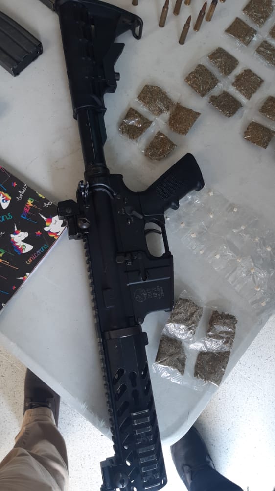 Supuestos MS son detenidos en posesión de droga y un fusil AR-15 en la zona norte