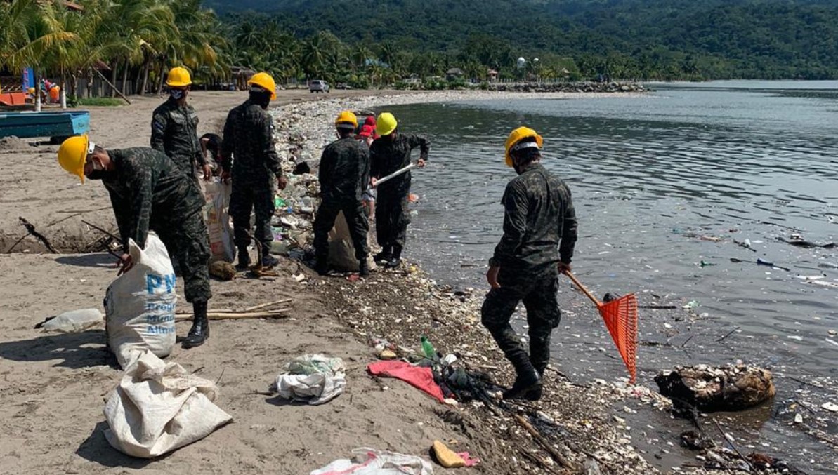 Honduras hace enérgico llamado a Guatemala por desechos en playas de Omoa y Puerto Cortés