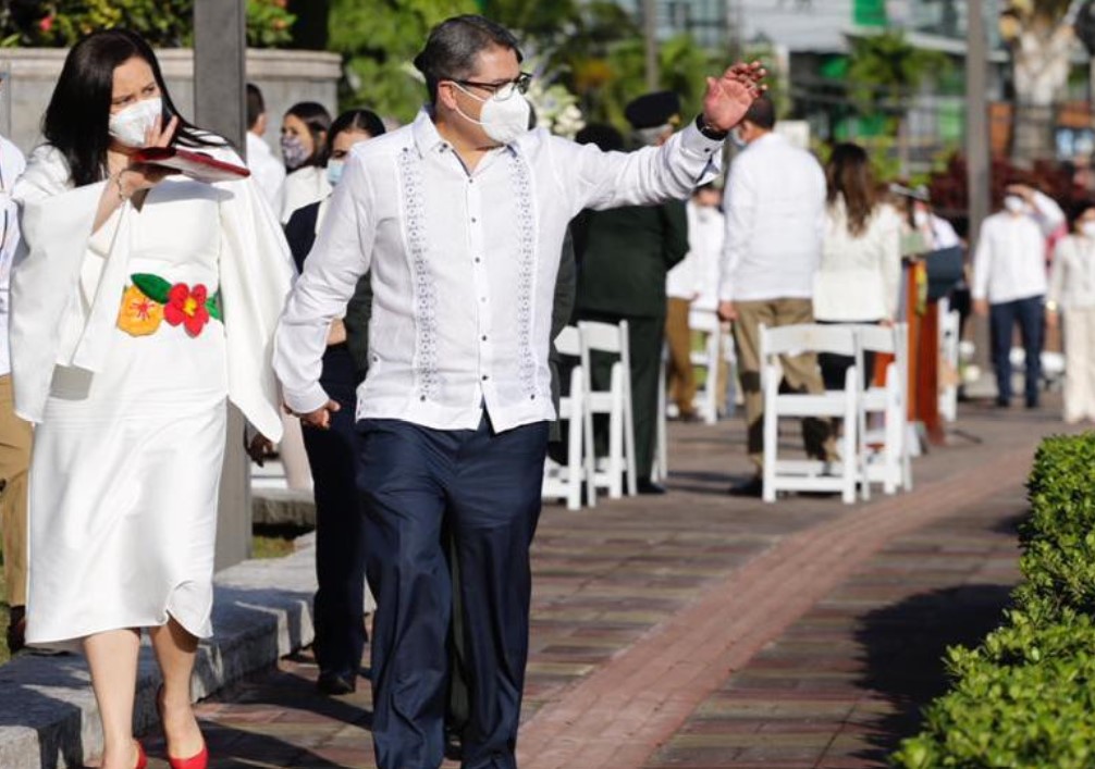 Pareja presidencial luce bordados y colores representativos a las fiestas patrias