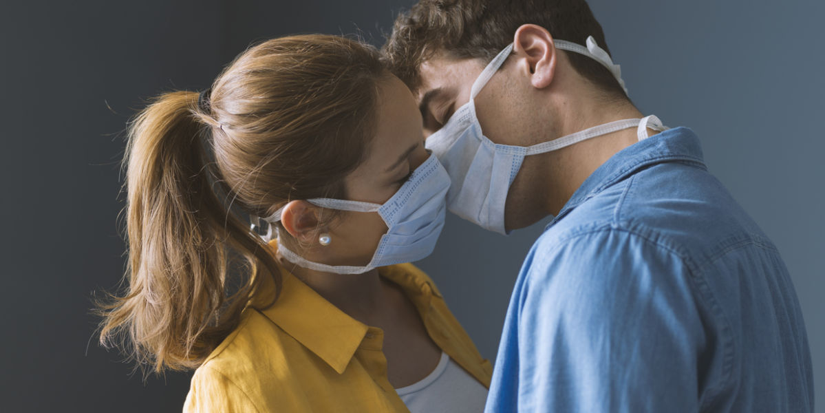 Médica de Canadá aconseja usar tapabocas en el sexo