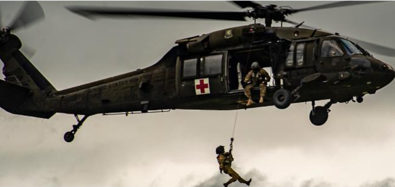 Soldados estadounidenses realizan ejercicios aéreos en la bahía de Trujillo