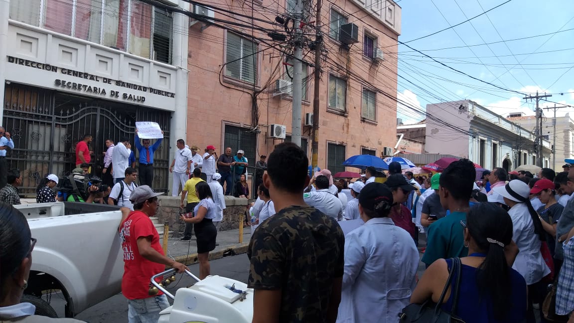 Empleados de hospitales psiquiátricos protestan en las afueras de la Secretaría de Salud Empleados de hospitales psiquiátricos protestan en las afueras de la Secretaría de Salud