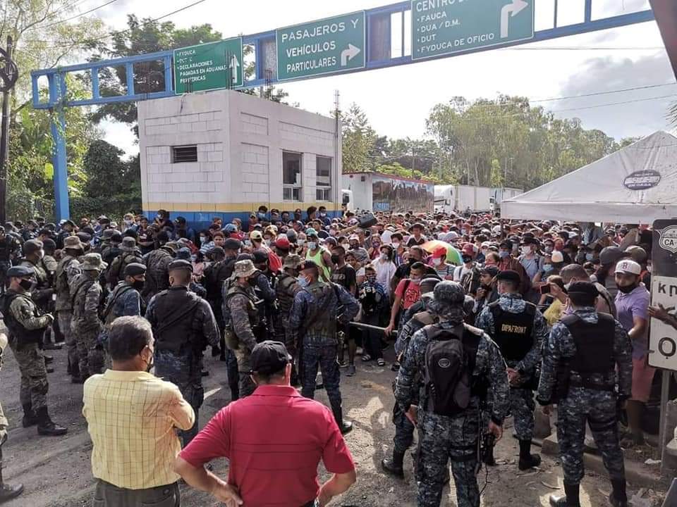 Retienen en la frontera con Guatemala a hondureños migrantes que viajan en nueva caravana a EEUU Retienen en la frontera con Guatemala a hondureños migrantes que viajan en nueva caravana a EEUU