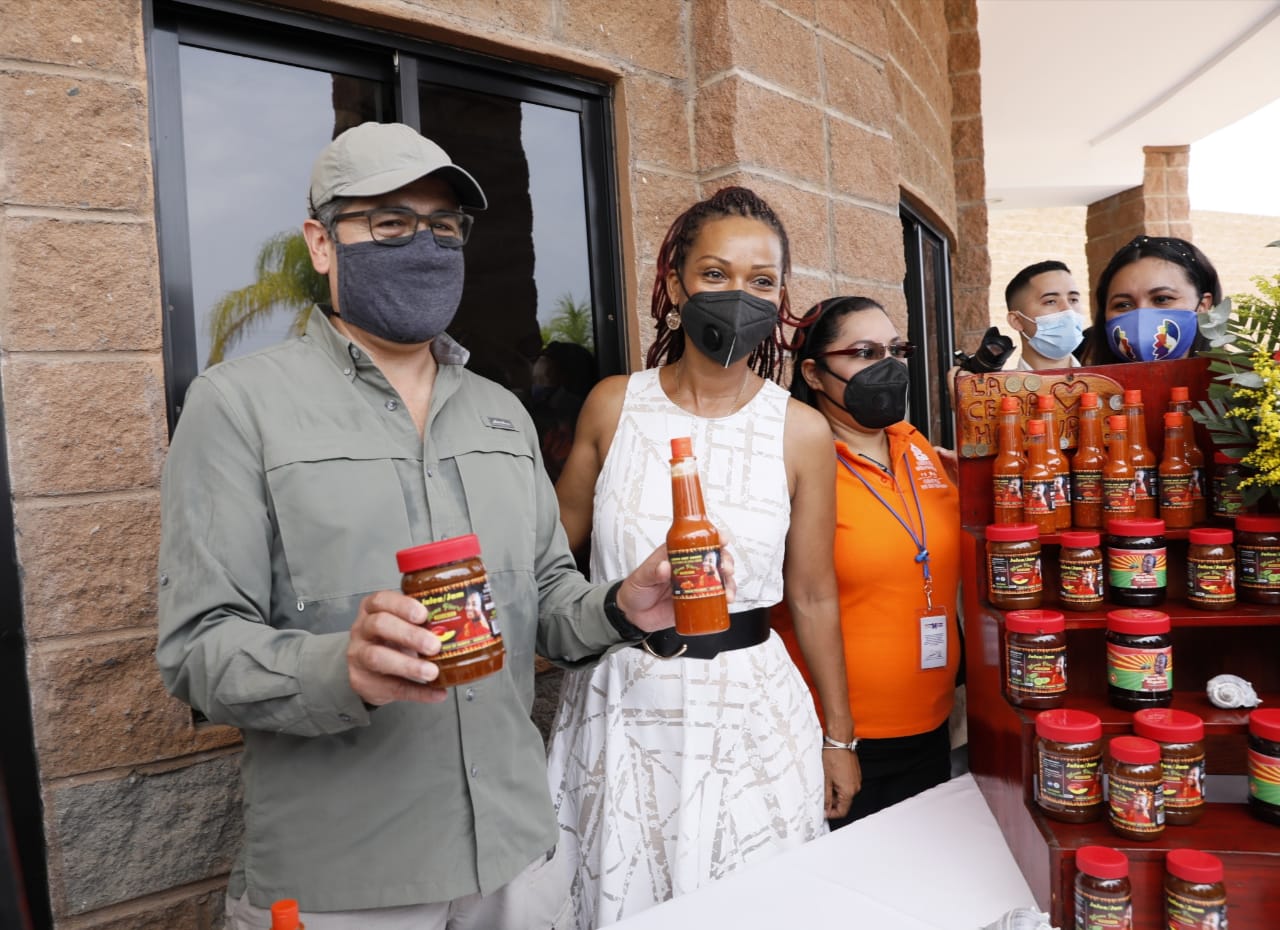 Presidente Hernández entrega créditos a comerciantes y arroceros en La Ceiba Presidente Hernández entrega créditos a comerciantes y arroceros en La Ceiba