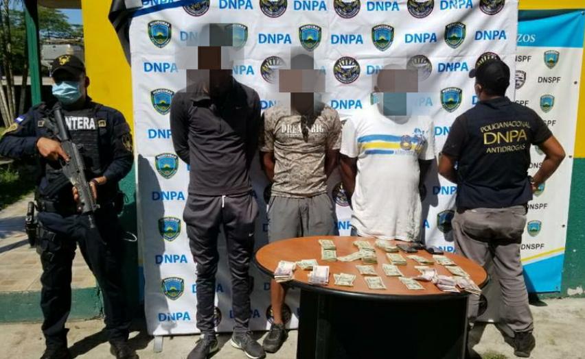 Detienen a tres jóvenes con más de 700 mil lempiras en Colón