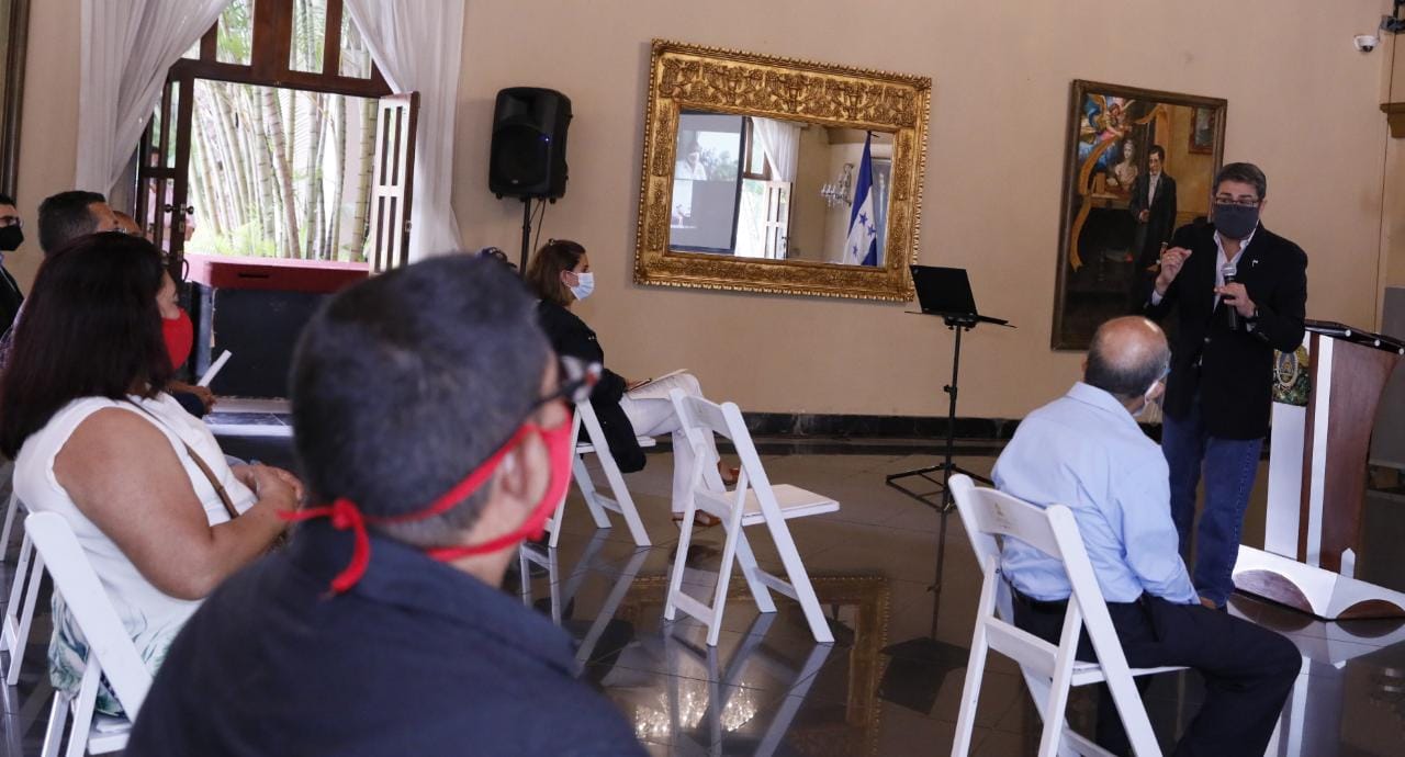 Presidente Hernández entrega bonos por más de 4.5 millones de lempiras a operarios del sector transporte Presidente Hernández entrega bonos por más de 4.5 millones de lempiras a operarios del sector transporte