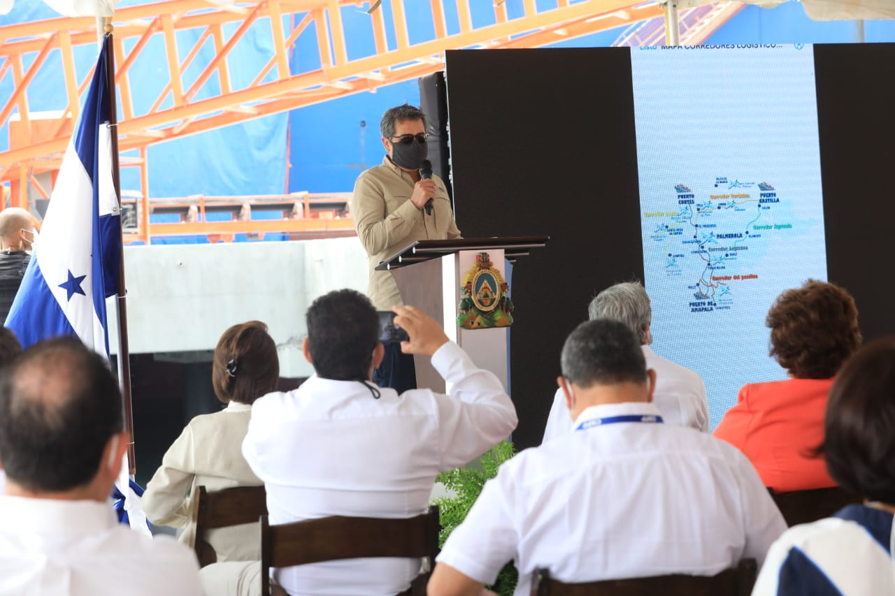 Presidente Hernández visita nueva terminal de graneles de Puerto Cortés