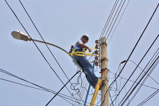 Anuncian instalación de nuevas lámparas en centros turísticos de La Ceiba antes del Feriado Morazánico
