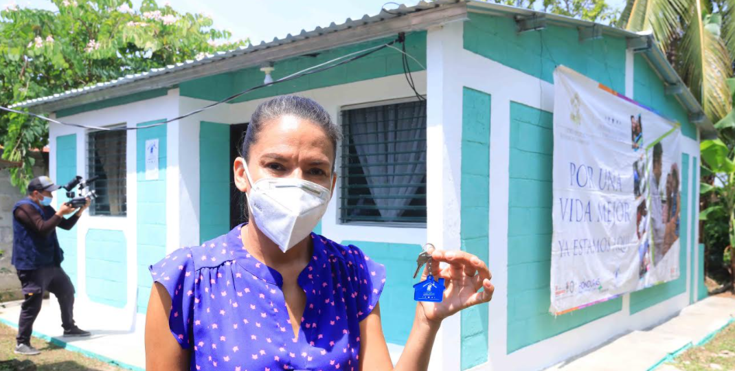 Regalan casa a una madre soltera en La Ceiba 